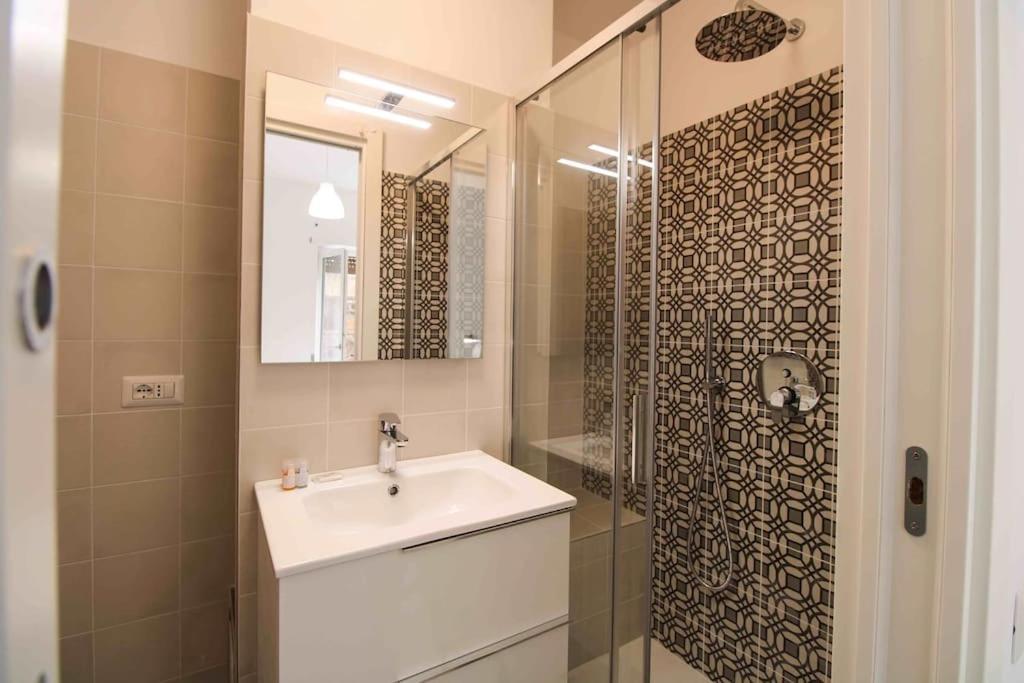 Delicious 2 Bed Room Apartment And Garden By Yh Roma Exterior foto