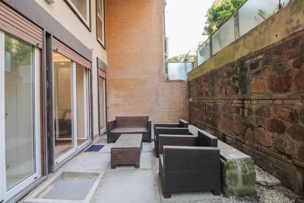 Delicious 2 Bed Room Apartment And Garden By Yh Roma Exterior foto